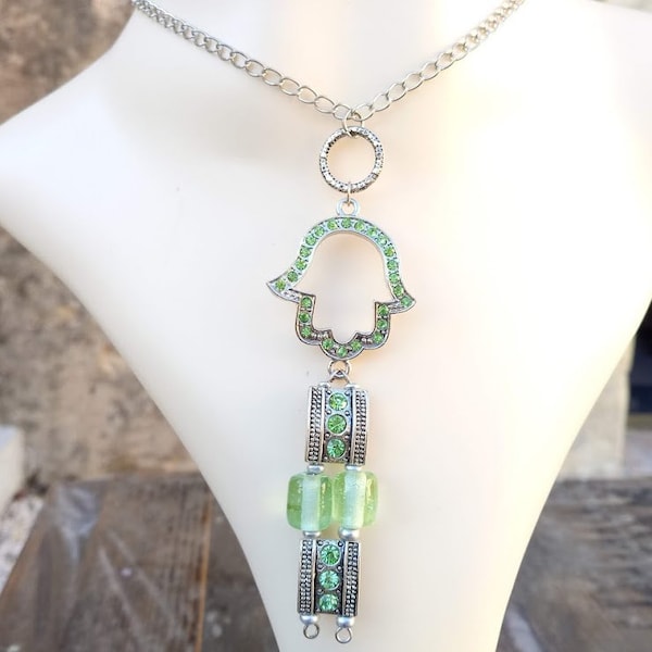 Cadeau parfait, collier main de Fatma, chaîne plaqué argent sans nickel, perles tubes pâte de verre d'Inde vert clair, strass vert