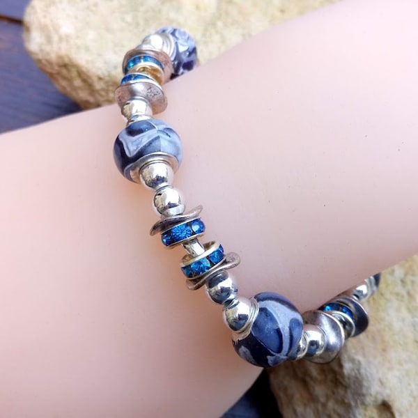 Cadeau parfait, bracelet extensible perles fimo couleur gris nuancé, perles en strass bleu vif et acrylique argenté