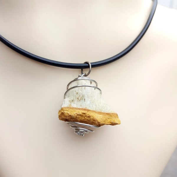 Cadeau parfait, Collier monté sur cordon de latex noir avec fermoir à clipser, pendentif cage renfermant une pierre de quartz