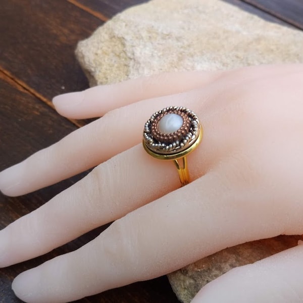 Cadeau parfait, Bague ajustable bouton en nacre, sur cabochon métal cuivré, de style romantique en métal doré sans nickel