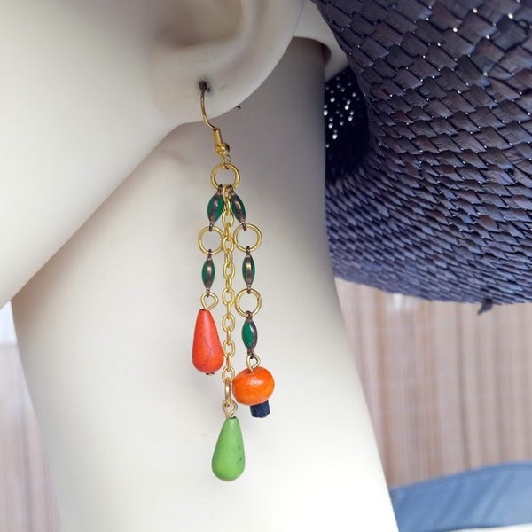 Cadeau parfait, Boucles d'oreilles cascade de perles orange et vert en howlite, émail et métal doré