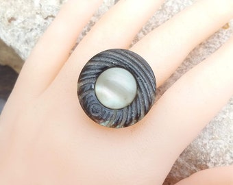 Cadeau parfait, Bague cabochon gros bouton ancien en nacre, support ajustable double anneau, style vintage