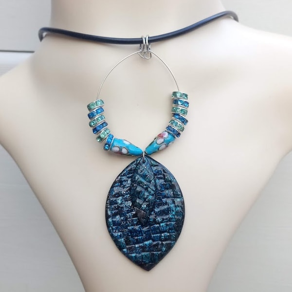 Cadeau parfait, Collier mi-long latex noir, perles cloisonnées et rondelles strass bleu, double-pendentif fimo