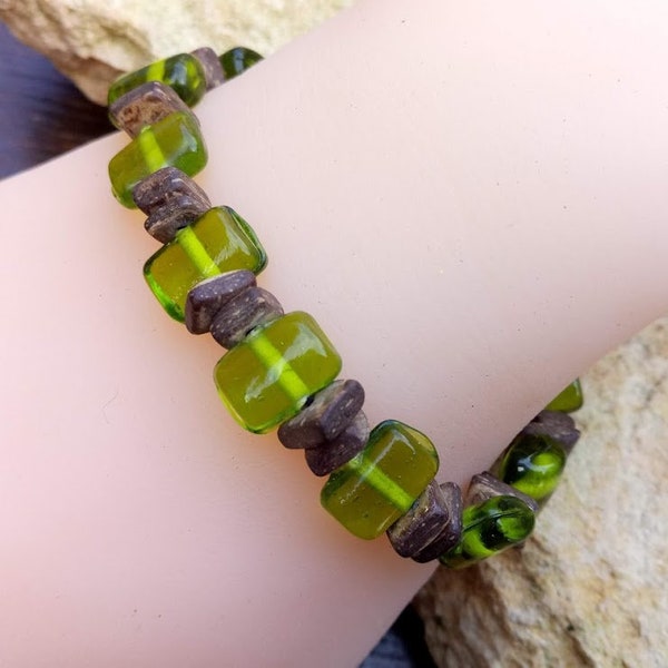 Cadeau parfait, Bracelet naturel extensible, en perles de bois de coco et verre Lampwork vert