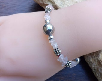 Cadeau parfait, Bracelet raffiné extensible perles métal et acrylique argenté, chips cristal de roche et quartz