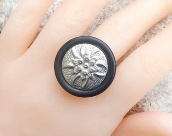 Cadeau parfait, Bague sur support argenté ajustable sans nickel, cabochon rond noir et métal argenté motif fleur