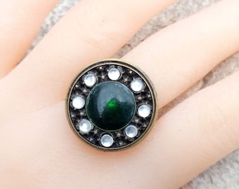 Regalo perfecto, Anillo botón de bronce calado cabujón ajustable, vidrio verde intenso, pedrería cristal, anillo doble de bronce sin níquel