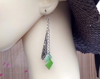 Cadeau parfait, Boucles d'oreilles breloques en métal argenté, breloques en émail camaïeu de couleur verte, chaînettes