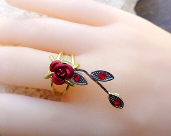 Regalo perfecto, elegante anillo, cabujón rojo rosa con follaje plateado y diamantes de imitación rojos, engaste de latón chapado en oro doble, ajustable