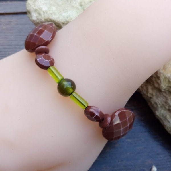 Cadeau parfait, bracelet extensible nature, acrylique marron très structuré, bois, perles tubes et perles rondes verre vert