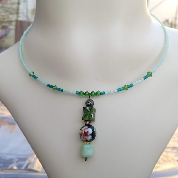 Cadeau parfait, collier pendentif émail, pierre, verre Lampwork, métal bronze, rivet de jean, cristal vert, rocaille bleu et vert