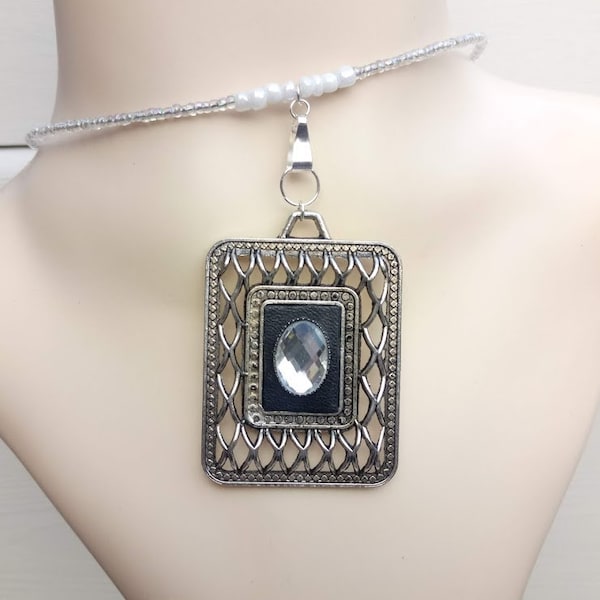 Cadeau parfait, collier glam rock pendentif moderne argenté, cuir noir et strass, ras de cou recouvert perles de rocaille cristal