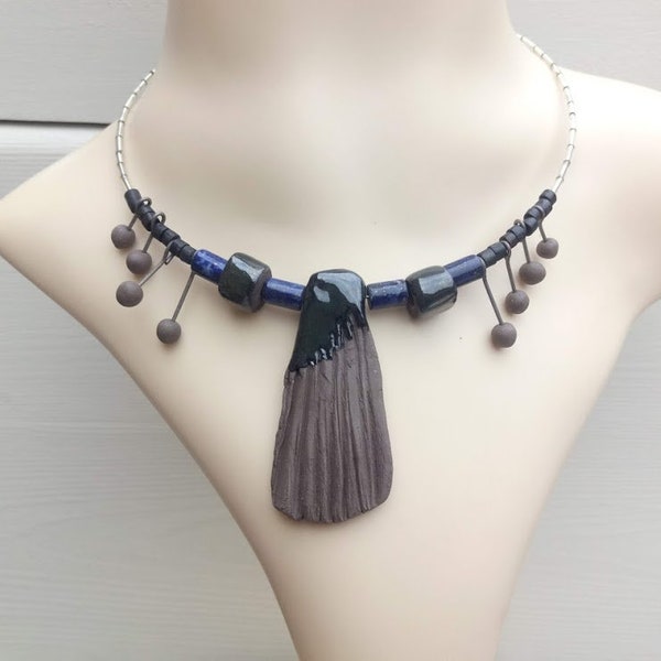 Cadeau parfait, collier baroque lapis lazuli, bois, rocaille et perles céramique, ras de cou en fil mémoire, fermoir toggle