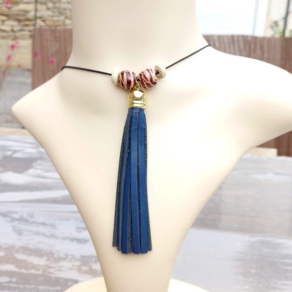 Cadeau parfait, Collier pendentif pompon cuir bleu et bois peint, cordon extensible noir, fermoir mousqueton métal doré