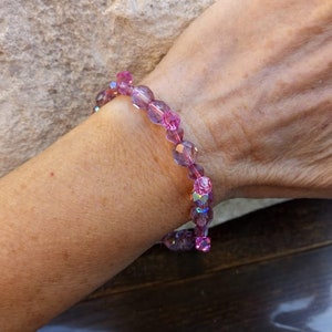 Perfekt present, rosa stretcharmband med högkvalitativa glas- och kristallpärlor bild 3