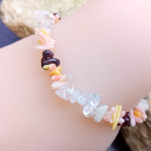 Perfect cadeau, echte gele en roze koraalchips, kwarts, parelmoer en granaat stretcharmband