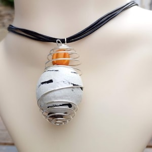 Perfekt present, långt svart läderhalsband med choker, burhänge, vit keramik, trä, kokosträ, nickelfritt klämspänne