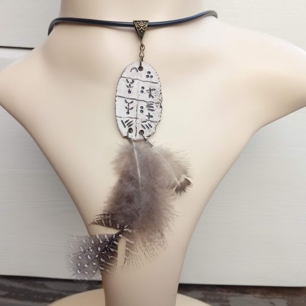 Cadeau parfait, collier céramique, pendentif plumes de pintades et canard, bélière ciselée bronze, tour de cou latex noir