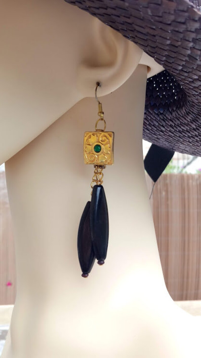 chic and elegant jewellery style nickel-free and unleaded gold ties Gold and black metal earrings