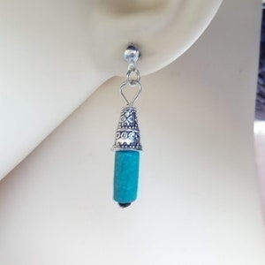Perfect cadeau, Tibetaanse zilveren en blauwe houten oorbellen, zilveren metalen stud sluitingen