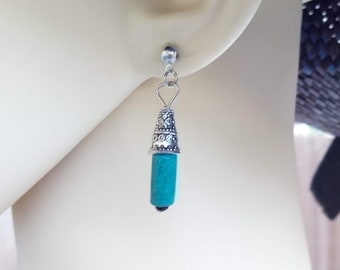 Regalo perfecto, pendientes de plata tibetana y madera azul, cierres de botón de metal plateado.