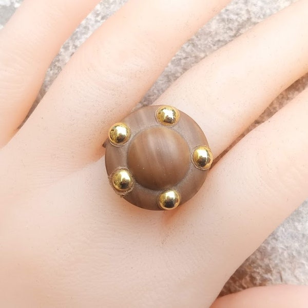 Cadeau parfait, Bague ajustable cabochon bouton clous dorés, et bois marron clair, anneau très large métal bronze sans nickel