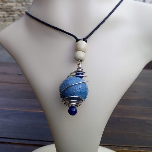 Cadeau parfait, collier pendentif bois écru et verre bleu, cage et céramique bleue, sur cordon coton noir, fermoir mousqueton argenté