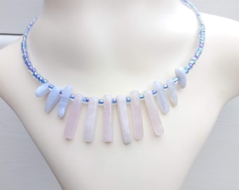 Cadeau parfait, collier quartz rose et perles de rocaille bleues, ras de cou aiguillettes de calcédoine bleue véritable