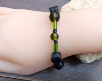 Cadeau parfait, bracelet extensible perles bois noir, verre soufflé Lampwork vert, perles acrylique gris irisé, perles verre vert