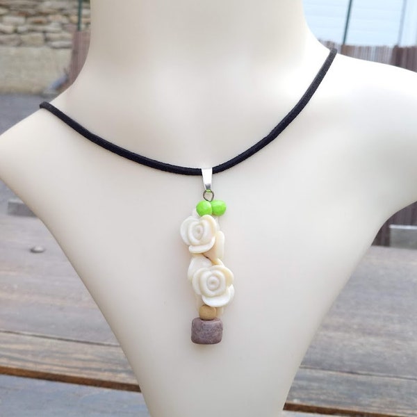 Cadeau parfait, sautoir pendentif perles bois et fimo, gouttes acrylique vert vif, roses jaune, suédine noire, fermoir à clipser