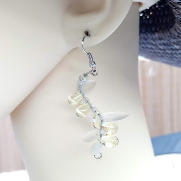 Cadeau parfait, Boucles d'oreilles argentées, perles transparentes givrées et perles gouttes vertes, en verre, attaches sans nickel