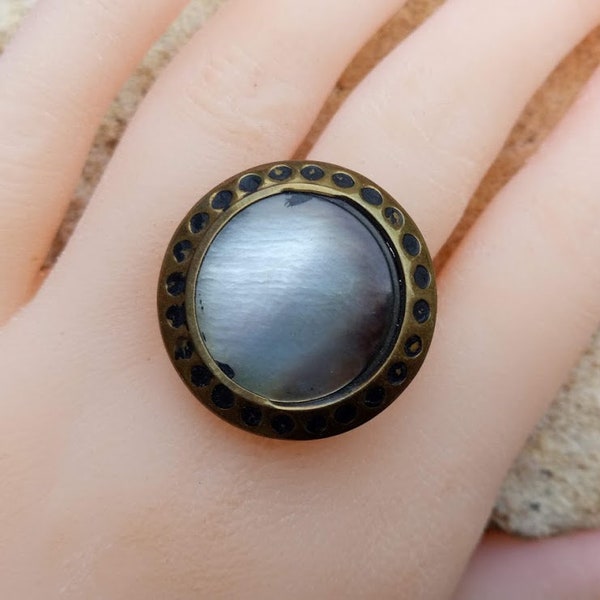 Cadeau parfait, Grande bague support ajustable double anneau en métal bronze vieilli, cabochon gros bouton ancien en nacre et laiton