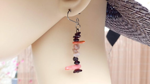Cadeau parfait, Boucles d'oreilles chips de grenat, d'opale et de nacre, attaches crochets acier inoxydable hypoallergénique