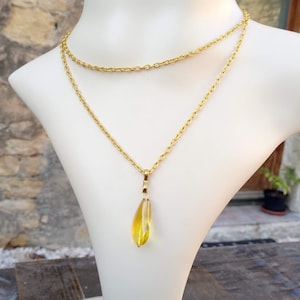 Långt halsband med ett gult glashänge i tårform, nickelfri guldkedja, inget spänne.