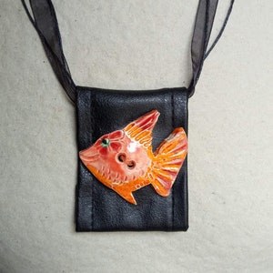 Regalo perfetto, collana con ciondolo a bottone a forma di pesce in ceramica, su pezzo di similpelle nera, su cordino in organza e cotone cerato nero immagine 4