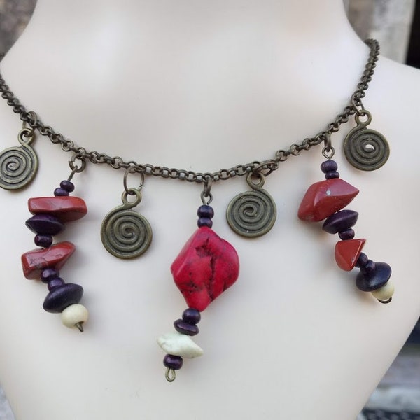 Cadeau parfait, collier naturel bronze, perles de bois, jaspe rouge et corail rose, avec breloques spirales en laiton, chaîne bronze