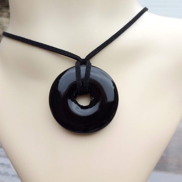 Cadeau parfait, sautoir pendentif donut en hématite véritable, cordon de suédine noire