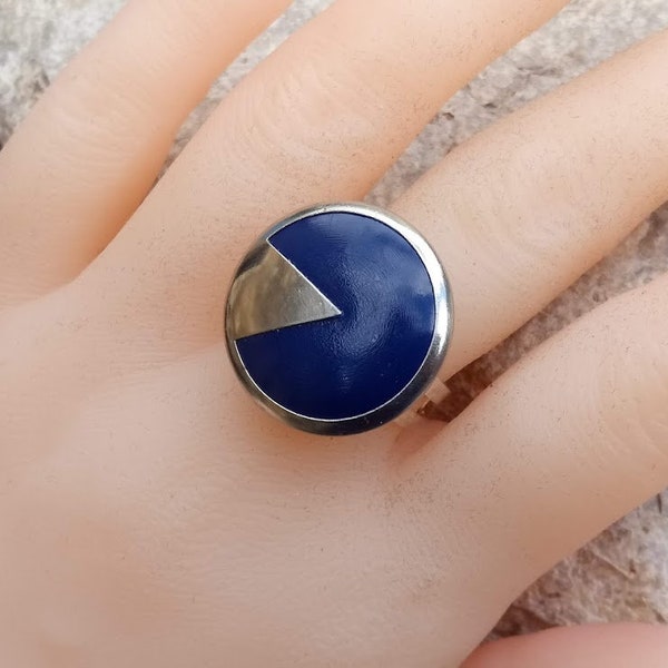 Cadeau parfait, Bague cabochon bouton ancien argenté et bleu, fixé sur latex rouge, support ajustable double en métal argenté