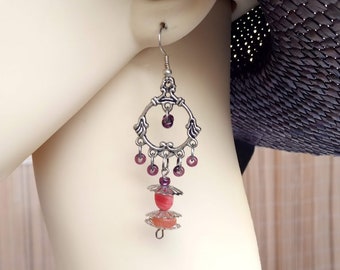 Cadeau parfait, boucles d'oreilles argentéed, perles rose et violet, estampes et coupelles ciselées, rocailles et perles en acrylique