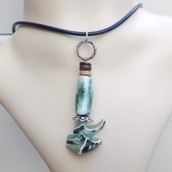 Cadeau parfait, collier pendentif céramique verte, nacre poli, coupelle argent tibétain et rondelles bois de coco, cordon latex noir