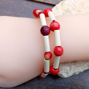 Regalo perfecto, brazalete ancho natural envuelto en una espiral de varias hileras en madera color crudo y rojo