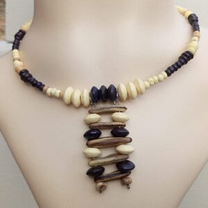 Cadeau parfait, collier ras de cou ethnique, chips de jaspe rouge et graines d'acacia, bois marron et ivoire, fermoir mousqueton bronze