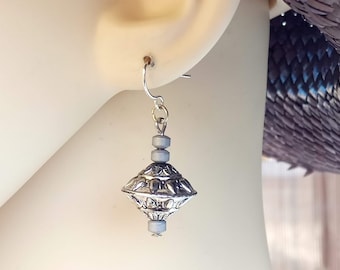 Regalo perfecto, Pendientes ligeros de hematita y metal plateado, ganchos de metal plateado sin níquel.