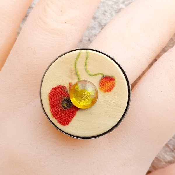 Cadeau parfait, Grande bague ajustable cabochon bouton bois peint de petits coquelicots, et strass acrylique jaune doré