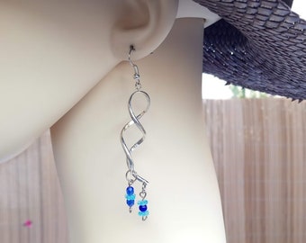 Cadeau parfait, Boucles d'oreilles cristal et verre bleu, tourbillons argentés, perles acrylique petites fleurs bleues