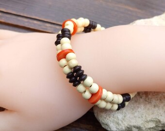 Perfekt present, naturligt armband, små orange och taupefärgade knappar, ecru och bruna träpärlor, inget spänne, det sitter kvar av sig självt