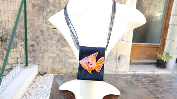 Cadeau parfait, collier pendentif bouton poisson céramique, sur pièce de simili cuir noir, sur cordon organza et coton ciré noir