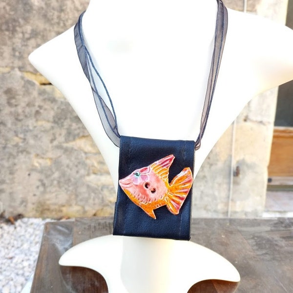 Cadeau parfait, collier pendentif bouton poisson céramique, sur pièce de simili cuir noir, sur cordon organza et coton ciré noir