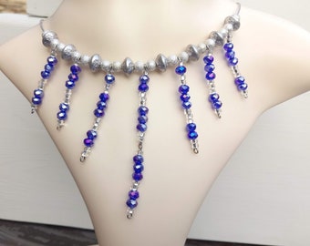 Cadeau parfait, Collier ras de cou perles verre de bohème bleues, plastron sept breloques, perles acrylique argenté, fermoir à vis