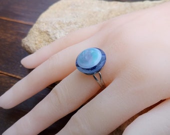 Cadeau parfait, Bague bouton cabochon en verre bleu nuancé, support argenté double anneau ajustable sans nickel